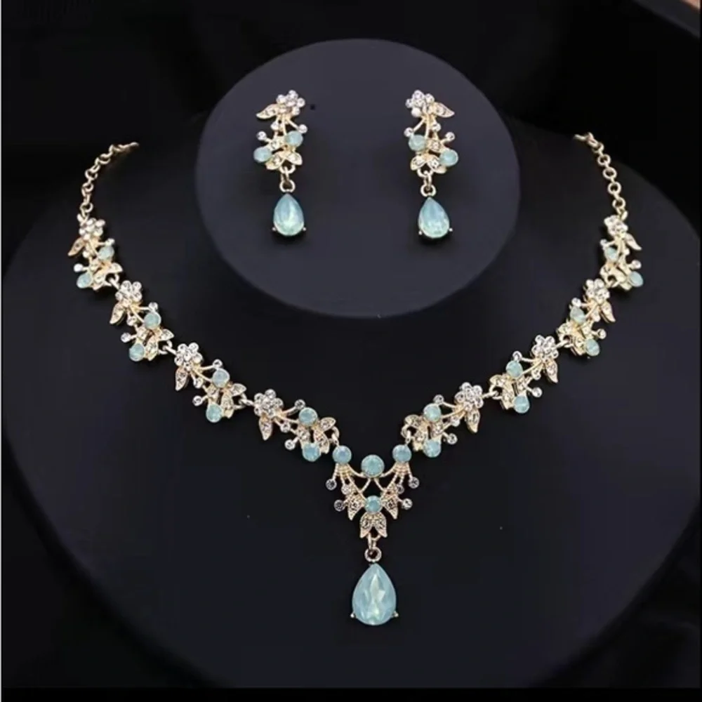 Green And White Diamond Floral Necklace And Earrings Set - Gold